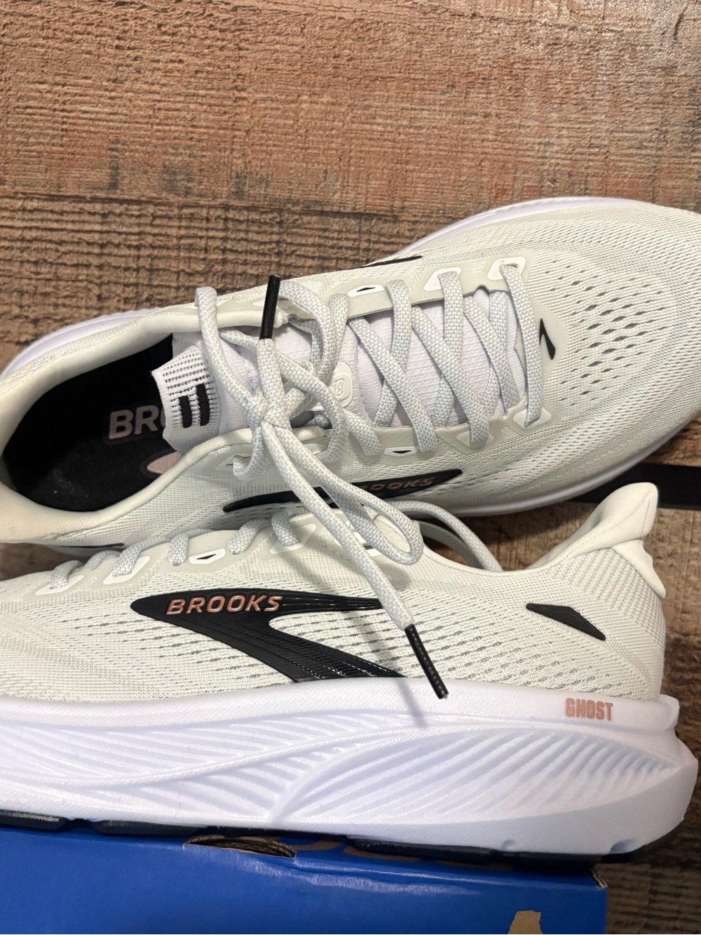 Brooks Ghost Running Shoes in White and Black with Rose Accents women’s 7.5 - Picture 3 of 4